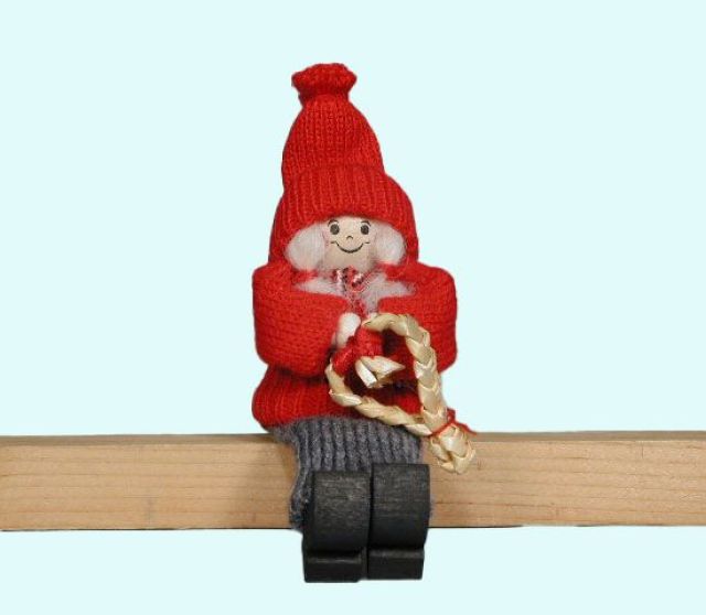 Tomte girl sitting w/ straw heart