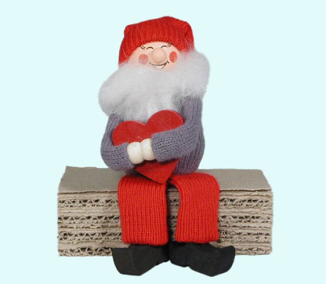 Tomte sitting w/ heart, grey