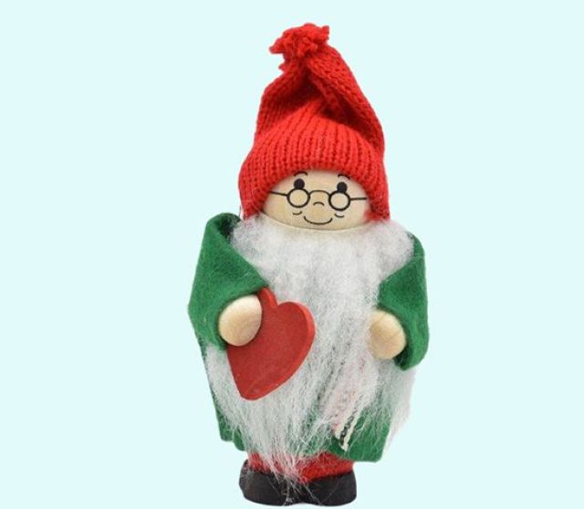 Tomte holding heart