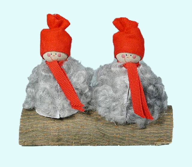 Tomte couple on log