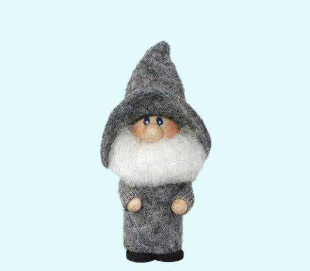 Tomte w/ tall hat, grey