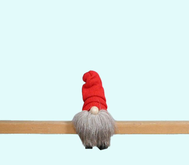 Tomte w/ reindeer beard sitting S