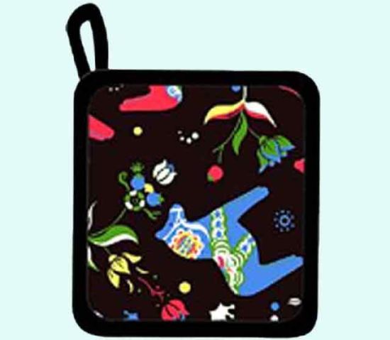 Potholder, black w/ Dalahorses